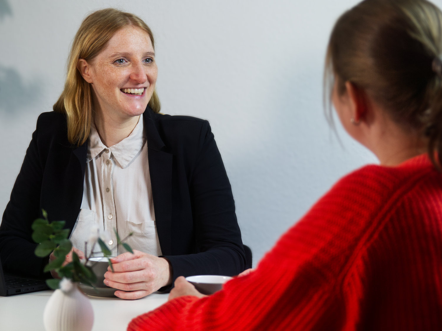 Frau Fliege hält ein Beratungsgespräch